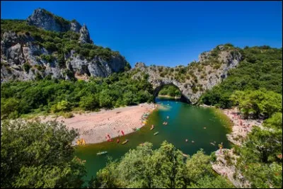 Les 35 km du site de Pont-d'Arc se déroulent dans un décor spectaculaire, témoin d'une érosion naturelle de plusieurs millions d'années. Sur quelle rivière se situe ce canyon ?