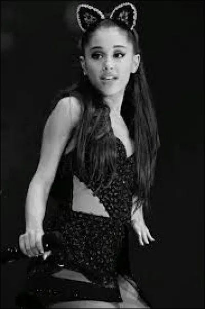 Et sa taille de soutien-gorge est ...