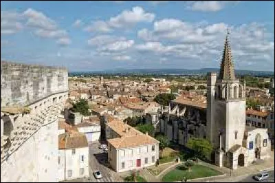 T : Dans quel d&eacute;partement fran&ccedil;ais se situe la ville de Tarascon ?