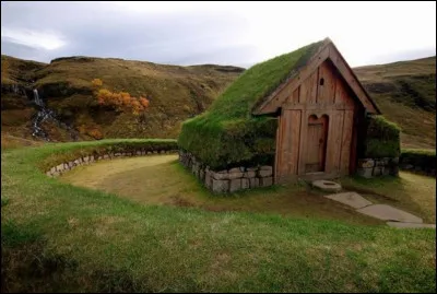 Complétez : 
"Lóðrétt við síðu því engin er þörf á að..."
