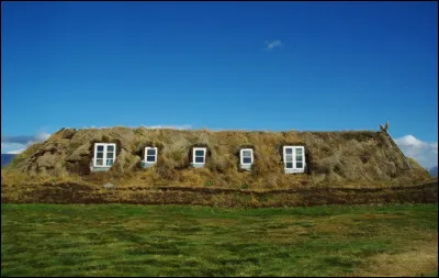 Complétez : 
"Blásið um sveitirnar hráslagalegur og..."