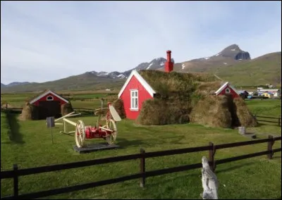 Complétez : 
"Sem beitir þarna ljánum.
Friðartímar, falleg..."
