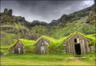 Complétez : 
"Gleður bæði goð og..."