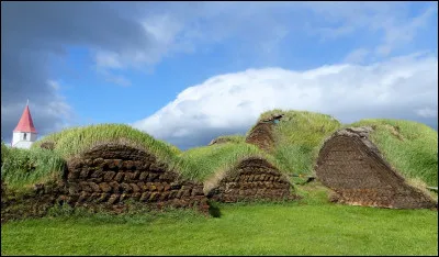 Complétez : 
"Hæðir, tún og..."