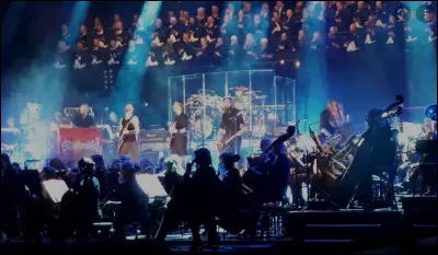 Complétez : 
"Nú er mestur kraftur..."