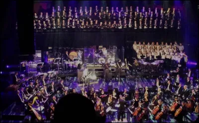 Complétez : 
"Borinn var í myrkri..."