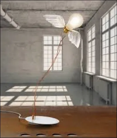 Comment s'appelle cette lampe design créé par Ingo Maurer en 1992 ?