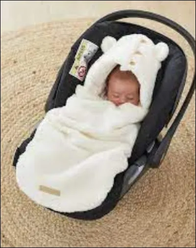 Chut, ne réveille pas Chiara ! 
Comment s'appelle cet accessoire si confortable avec les petites oreilles ?