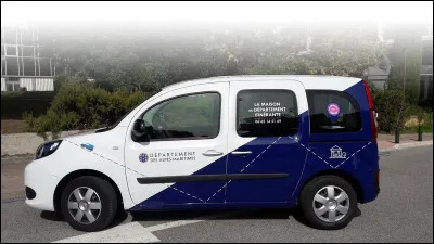 Initiative originale : une maison du département itinérante ! Elle est ce jour-là roqu...[Complétez !], dans le département 06.