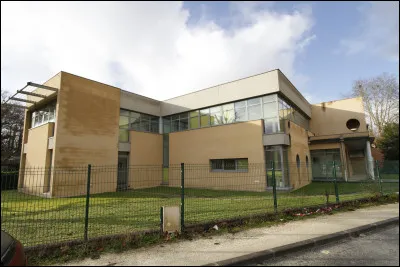 Très moderne, cette maison départementale saint-mé...[Complétez !] dans le 33.