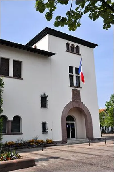 Il y a une antenne an...[Complétez !] de la maison du département, dans le 64.
