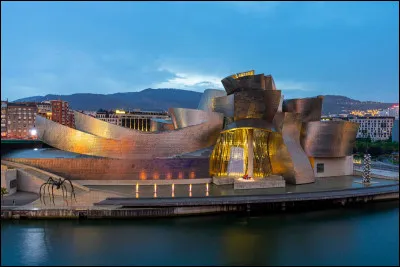 Allons maintenant un peu vers l'ouest, à la limite de la France et de l'Espagne. Nous irons visiter le musée Guggenheim :