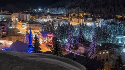 Quelle ville de Suisse est connue pour accueillir chaque année le forum économique mondial ?