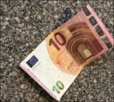 Tu trouves de l'argent par terre.
En face, il y a une boulangerie où tu as toujours rêvé d'aller mais à côté de toi tu vois un pauvre. Que fais-tu ?