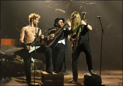 Complétez : 
"Held ég enn í veika..."