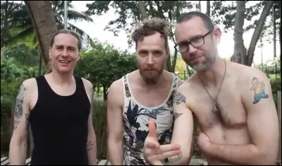 Complétez : 
"Gegn Tý, Þór og Óðni við föllum á..."