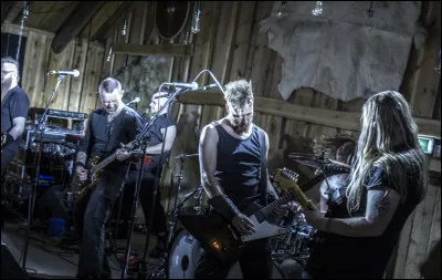 Complétez : 
"Höldum áfram, heiðnir..."