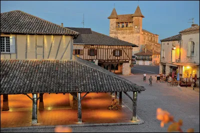 Dans quel d&eacute;partement verrez-vous le village de Viller&eacute;al avec sa halle du XIVe si&egrave;cle ?