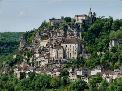 Dans quel département irez-vous pour visiter le village de Rocamadour ?