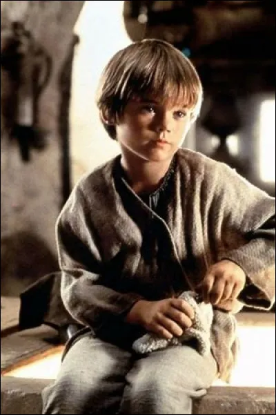 Comment s'appelle le petit garçon trouvé sur Tatooine dans l'épisode 1 ?