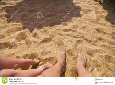 Tu tentes de marcher sur la plage, mais le sable est brûlant. Que fais-tu ?