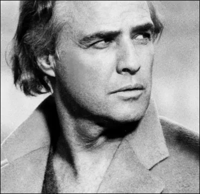 Dans quel film avec M. Brando, un "accessoire" est-il devenu une icône ?