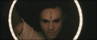 Complétez : 
"They call you a..."