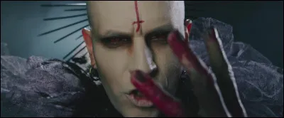 Complétez : 
"You break your own..."