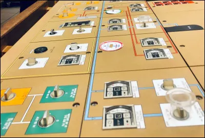 Comment sont appelés communément les boutons sur le pupitre en salle des commandes ?