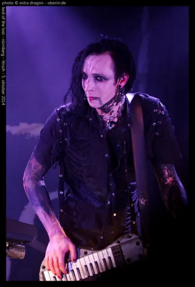 "Drown in the starlight, no beautiful decay
Free, redeemed in Utopia"
De quelle chanson ces paroles sont-elles extraites ?