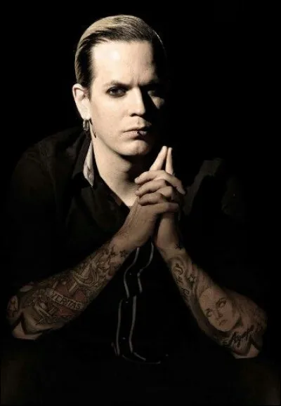 "I tried to walk a noble course
My face, disgraced, won't fit
My punishment is their reward
They need a hypocrite"
De quelle chanson ces paroles sont-elles extraites ?