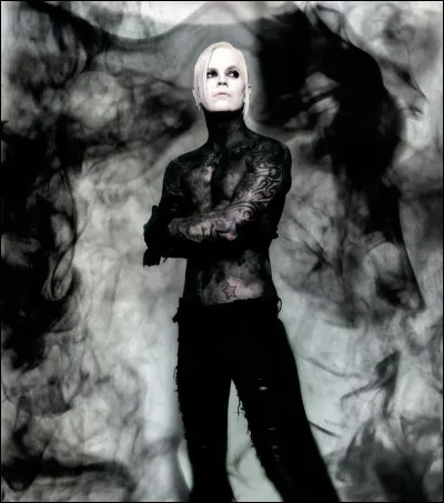 "You found your faith and turned on heaven
Your blame and shame all be gone
Judas, Judas
You found your faith when all was blackened
You're now where you, you belong"
De quelle chanson ces paroles sont-elles extraites ?