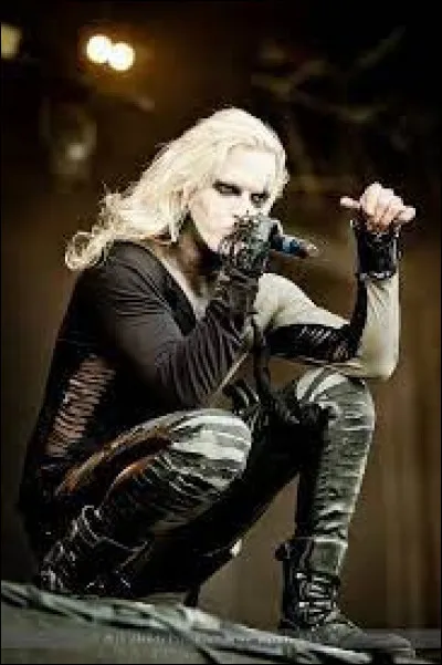 "My empire feeds on me
Worn out, I'm a ghost
What could I do to bring you closer ?
Stand with me on the edge of the sky"
De quelle chanson ces paroles sont-elles extraites ?