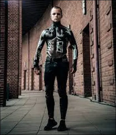 "So don't let your downfall be destiny
Don't blame the stars
So don't let your downfall be destiny
The moment is ours"
De quelle chanson ces paroles sont-elles extraites ?