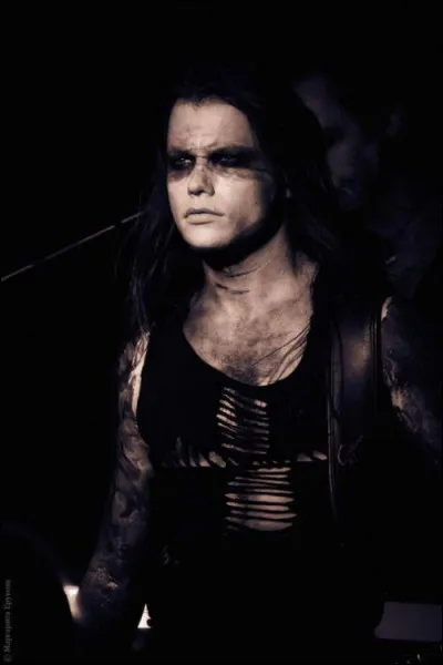 "No moments alone, no sorrow to share
In search of a key you know is not there"
De quelle chanson ces paroles sont-elles extraites ?