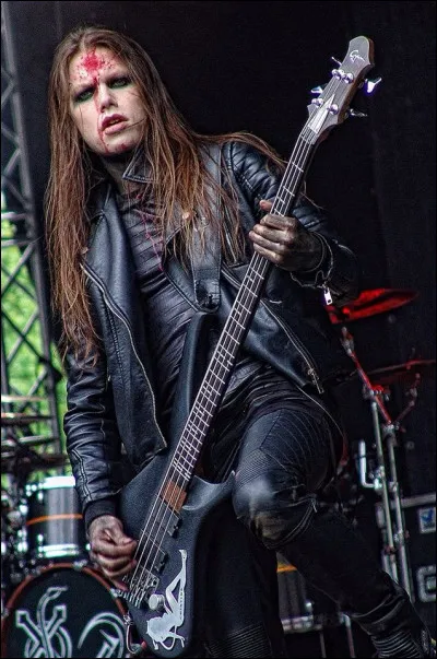 "All is condemned !
So... walk to the end !
Free from regret !
Yet... will I ascend to her ?"
De quelle chanson ces paroles sont-elles extraites ?