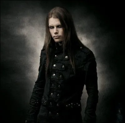 "So close to heaven and so damn far from God
Lost to the shadows, just ashes in the dust"
De quelle chanson ces paroles sont-elles extraites ?