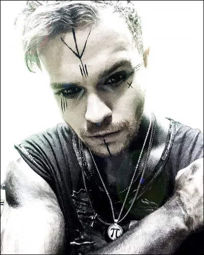 "More than I can take
Much more than I could ever swallow
Bigger than myself
Too much
Too deep
Too far to follow"
De quelle chanson ces paroles sont-elles extraites ?