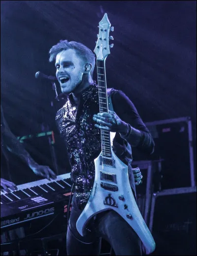 "The core is cracking in two
Two halves, one for me, one for you
But even with a broken heart
I still believe in love"
De quelle chanson ces paroles sont-elles extraites ?