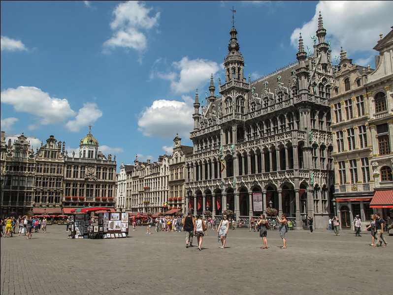 Comment s'appelle la célèbre place située au centre de Bruxelles ?