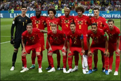 Comment l'équipe nationale de football est-elle surnommée ?