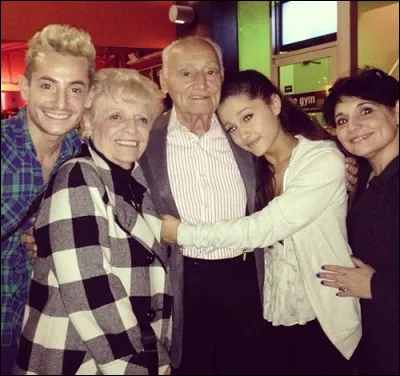 Qui est le grand-père de Ari ? (Du côté de sa mère)