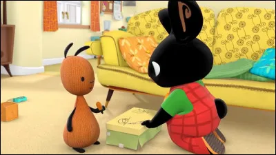 S01E02  La boîte à au revoir.
3. Que promet-il à son ballon pour que celui-ci redescende du haut du frigo ?