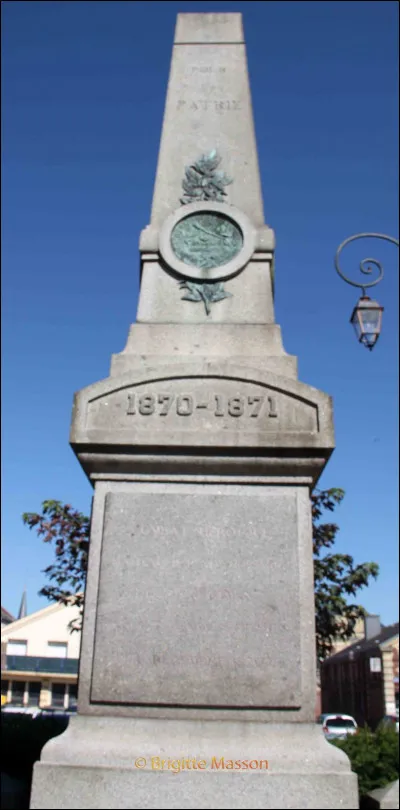 C'est l'un des quelques monuments aux morts français de la guerre de 1870-71 ; il se trouve dans la petite ville de Saint-Romain de Colbosc, près du Havre : que commémore-t-il ?