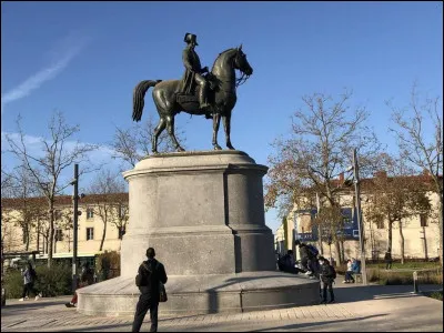 Cette statue de Napoléon est au centre de la "place Napoléon" : de quelle ville, fondée par l'empereur, s'agit-il ?