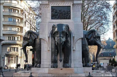 Dans quelle ville se trouve cette "Fontaine des Éléphants", officiellement nommée "colonne de Boigne" ?