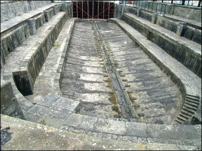 Cette cale sèche, construite entre 1683 et 1725, conçue double, pour accueillir deux navires, est l'une des plus anciennes conservées. Dans quel port se trouve-t-elle ?