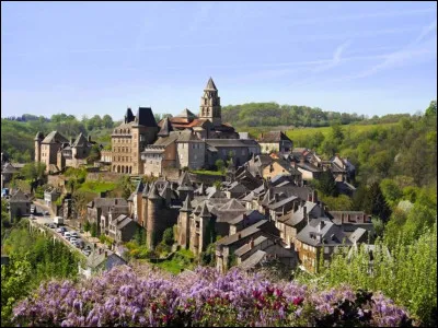 O&ugrave; irez-vous pour voir la petite ville d'Uzerche ?