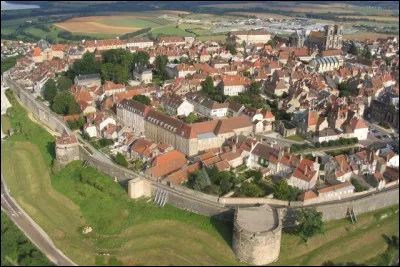 O&ugrave; verrez-vous la ville de Langres entour&eacute;e de ses remparts ?