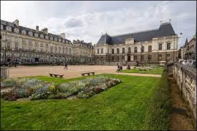 Elle se situe au nord-ouest de la France, en Haute-Bretagne. Son altitude est comprise entre 20 et 74 m&egrave;tres. Elle est aussi class&eacute;e troisi&egrave;me ville cyclable de France. De quelle ville je parle ?